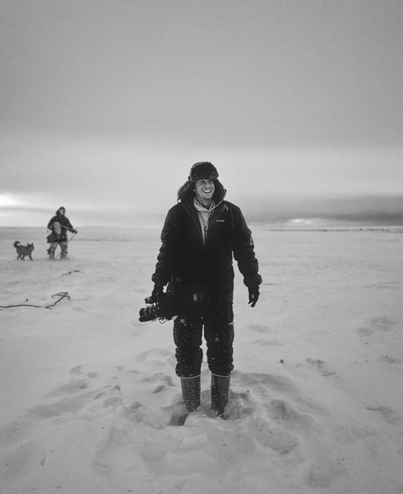 Luis Piñero Álvarez con una cámara durante una expedición en la nieve